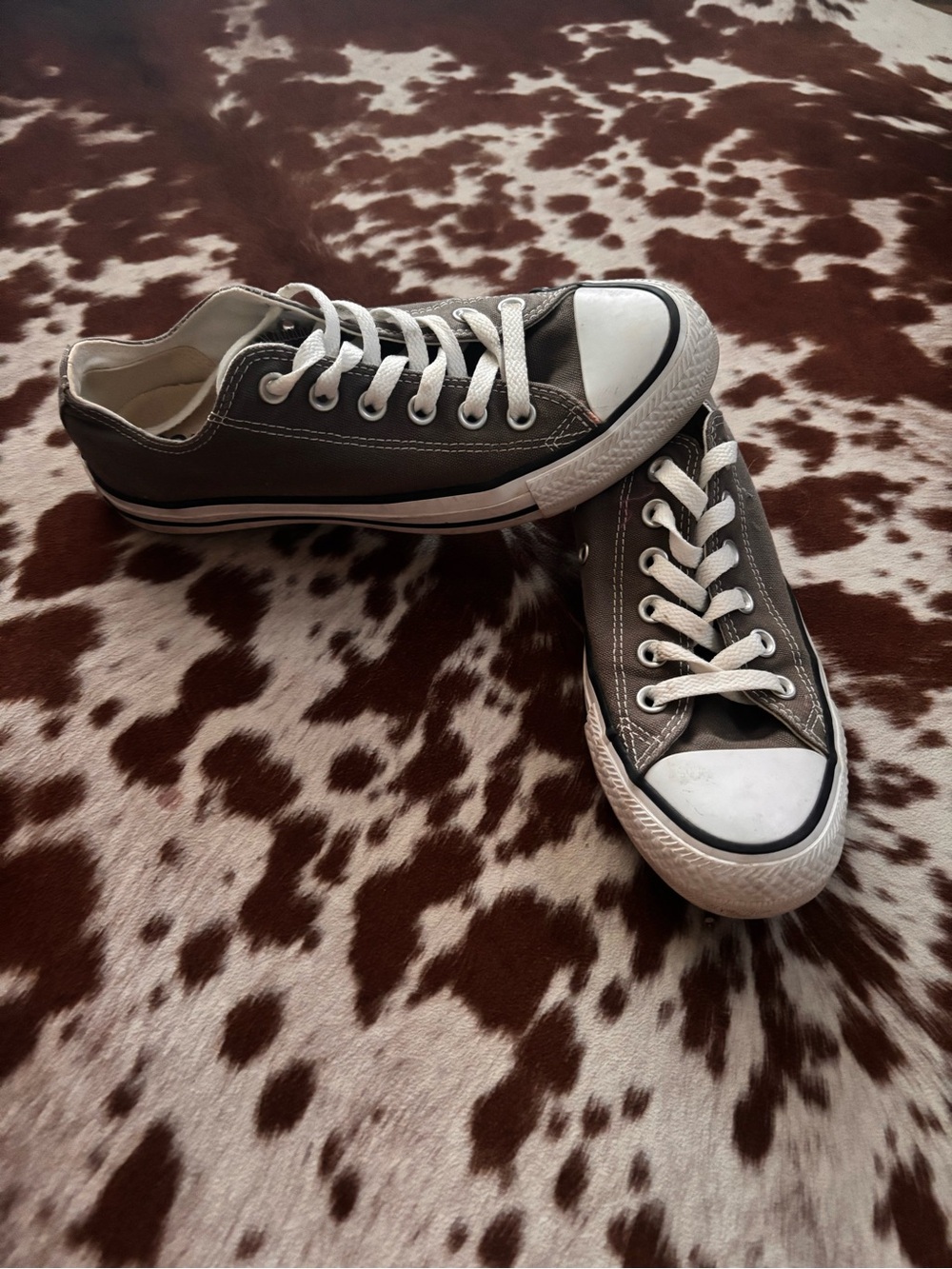 Classic Low-Top Converse Sneakers - Gray
